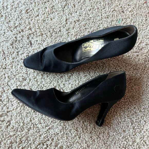 Salvatore Ferragamo Women's Velvet Fabric Mid Height Heels Pumps Black Size 8.5 - Picture 4 of 7